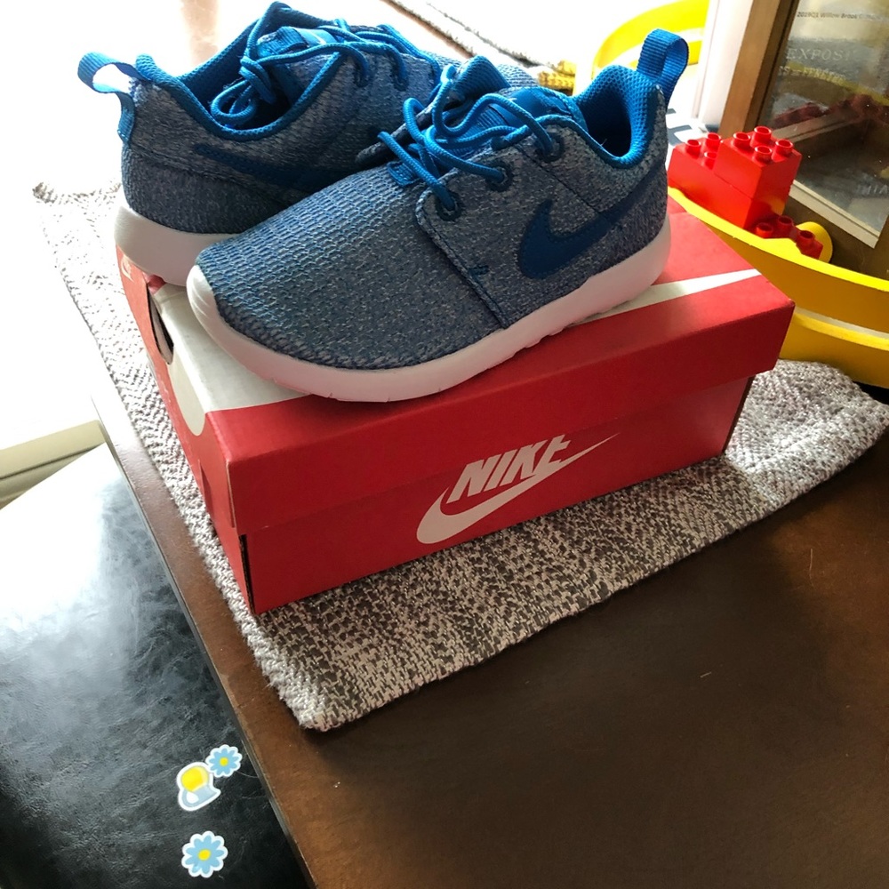 Brand new kids Nike roshe one